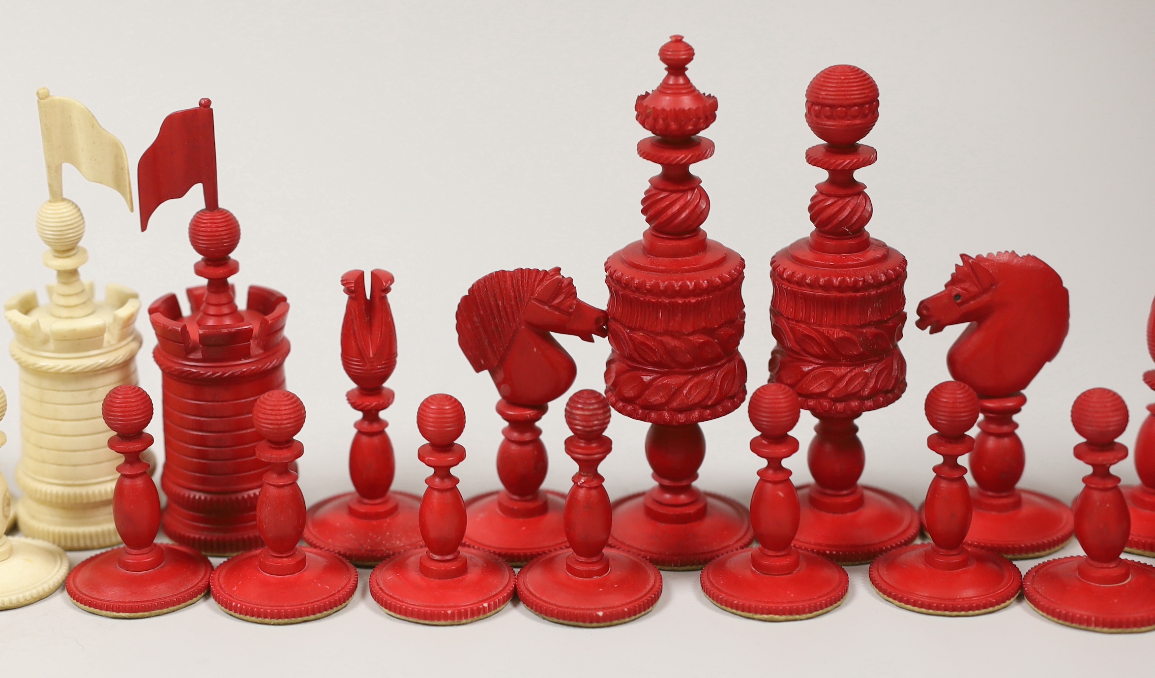 An early 19th century English turned and stained bone barleycorn pattern chess set, king 11.2cm tall